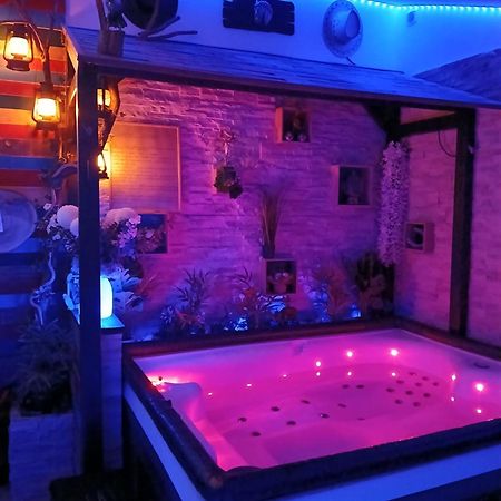 L'Histoire De L'Ouest , Jacuzzi Appartement Dole Esterno foto