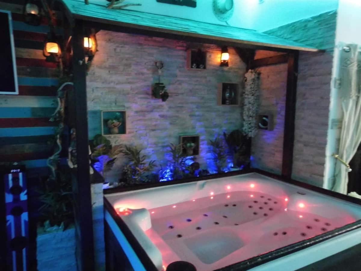 L'Histoire De L'Ouest , Jacuzzi Appartement Dole Esterno foto